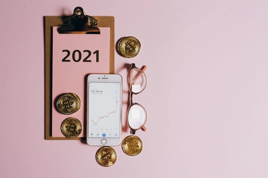 Una persona che disegna un grafico di crescita su una lavagna trasparente