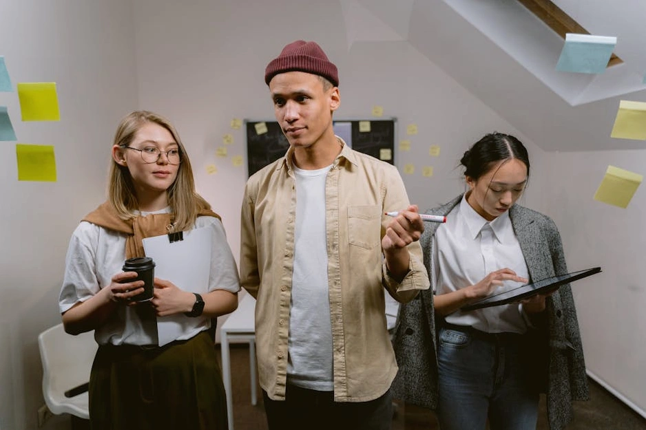 Tým diskutující nad projektem v moderní kanceláři Innovation Tech Hub.